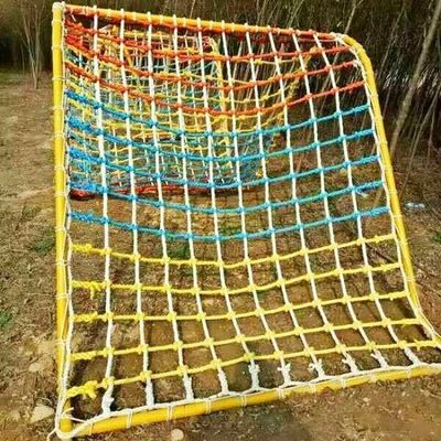 遊び場 の 色とりどりの ナイロン 巣 の 登り網